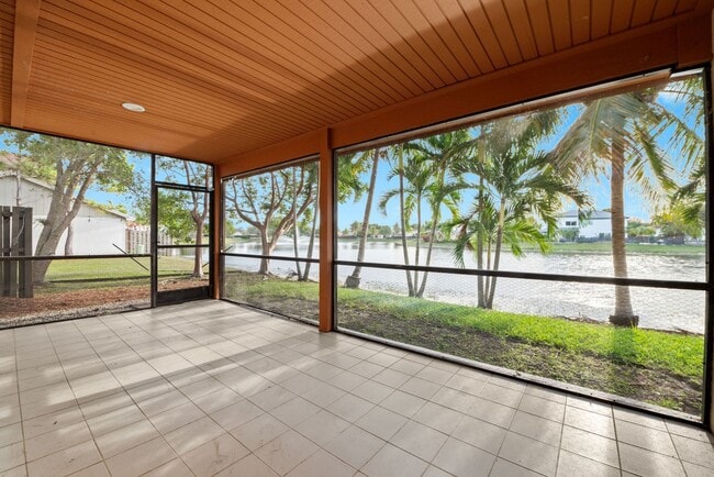 Building Photo - Stunning 4 Bed + Den | 3 Bath Waterfront Home – Miami, FL 33175