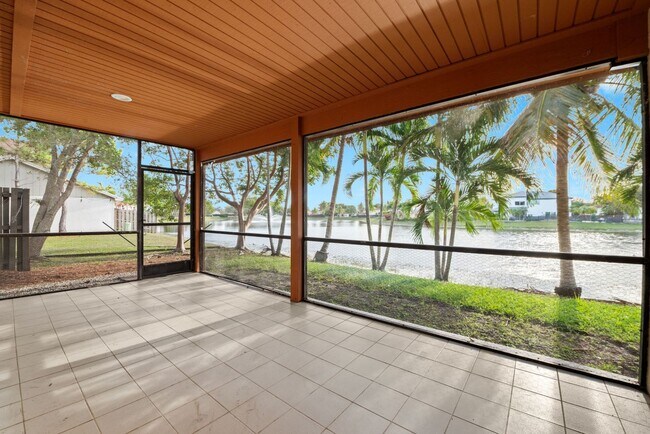 Foto del edificio - Stunning 4 Bed + Den | 3 Bath Waterfront Home – Miami, FL 33175