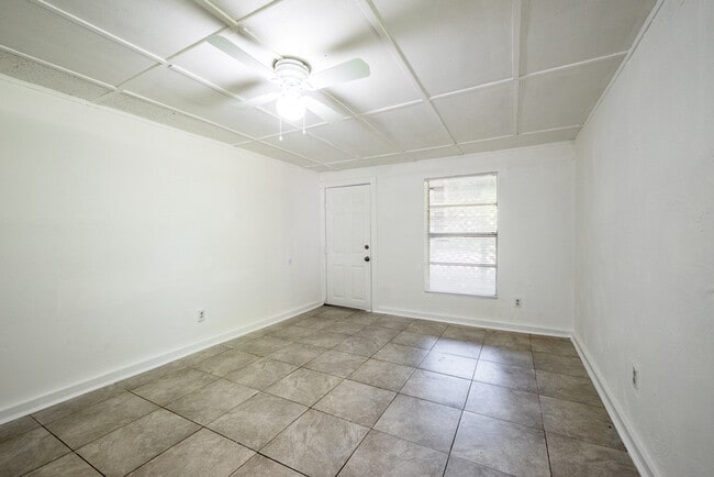 Building Photo - 1094 N Lakewood Ave