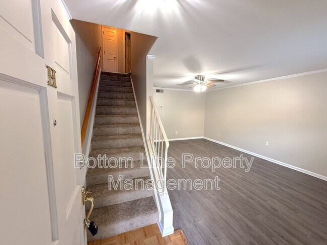 Building Photo - 2336 Kenmore Ave