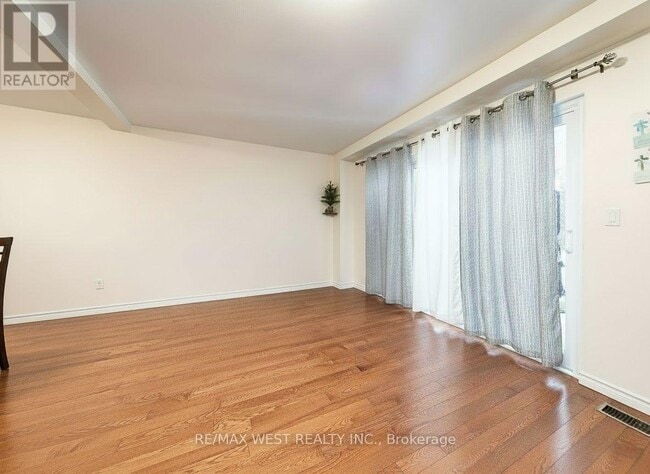 Photo du bâtiment - 26 Enclave Mews