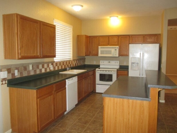 Foto del edificio - 16251 W Madison St