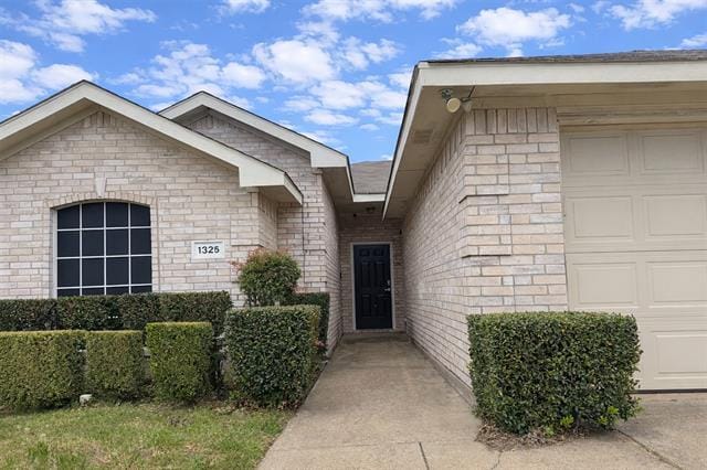 Building Photo - 1325 Aviary Dr