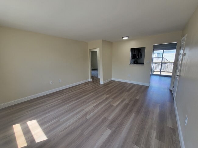 Building Photo - Newport Landings Apartment Community