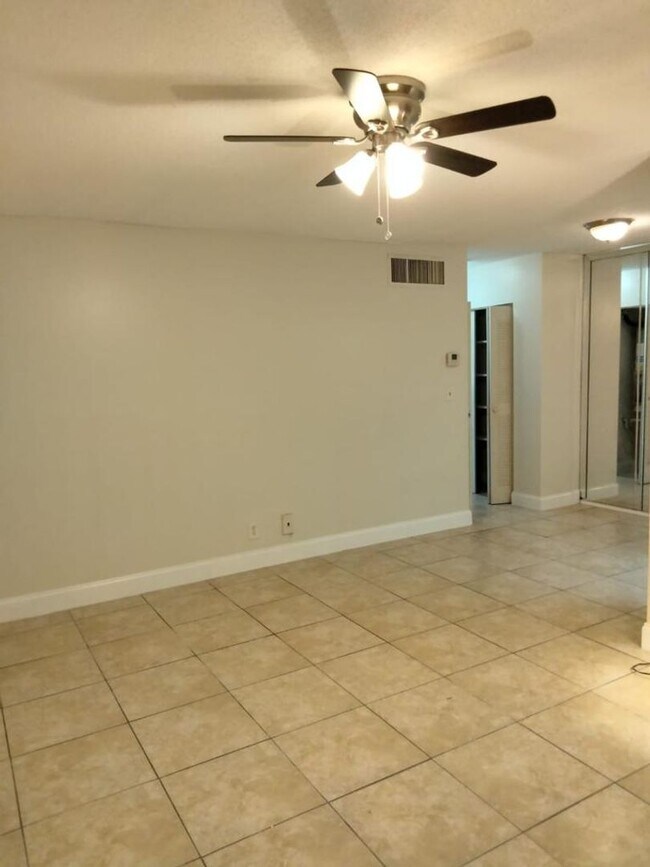 Foto del edificio - Large 1 Bed 1 Bath in Lauderdale Lakes