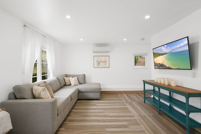 Building Photo - 1174 Coldwater Canyon Dr