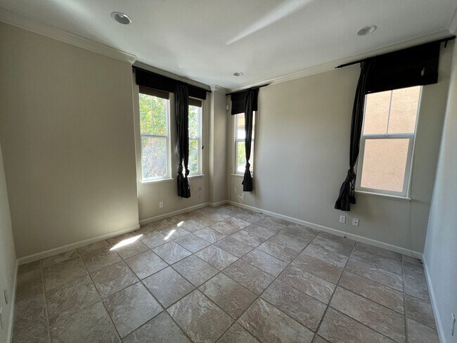 Building Photo - 3 BED/2.5 BA with BONUS ROOM in San Jose! ...