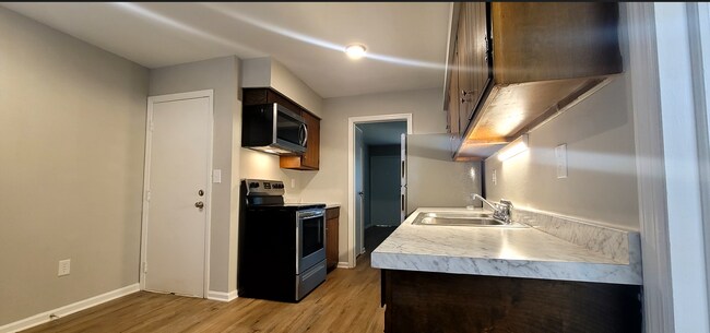 Foto del edificio - 3030-3032 Creekview Circle