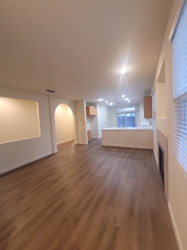 Building Photo - Beautiful Natomas area home on corner lot