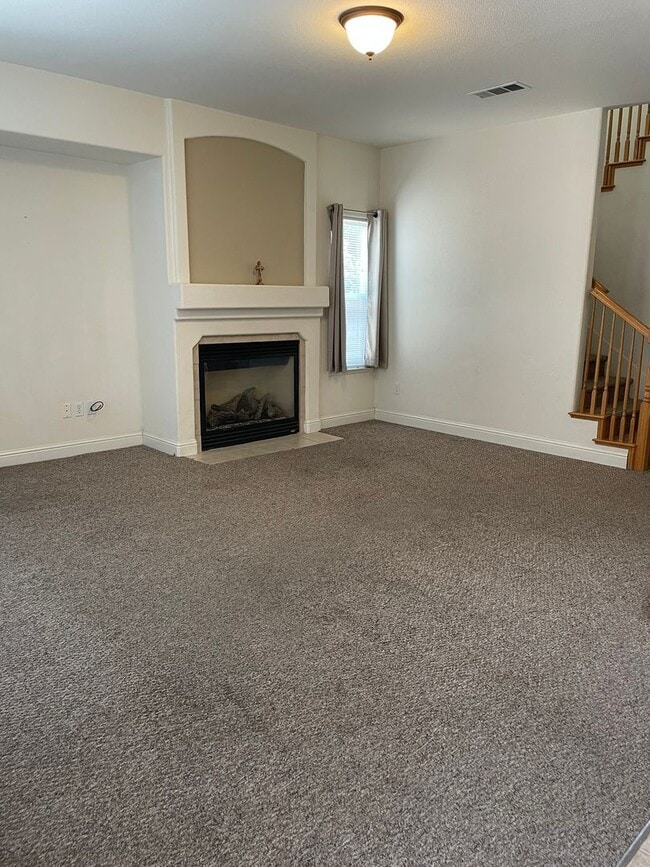 Building Photo - Spacious & Elegant 6-Bedroom, 3.5-Bath Hom...