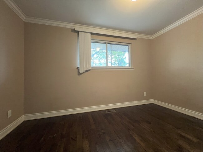 Building Photo - 10 Burgby Av