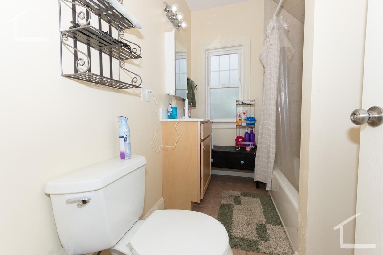 Primary Photo - Spacious 5BR/2Bath in Brighton!