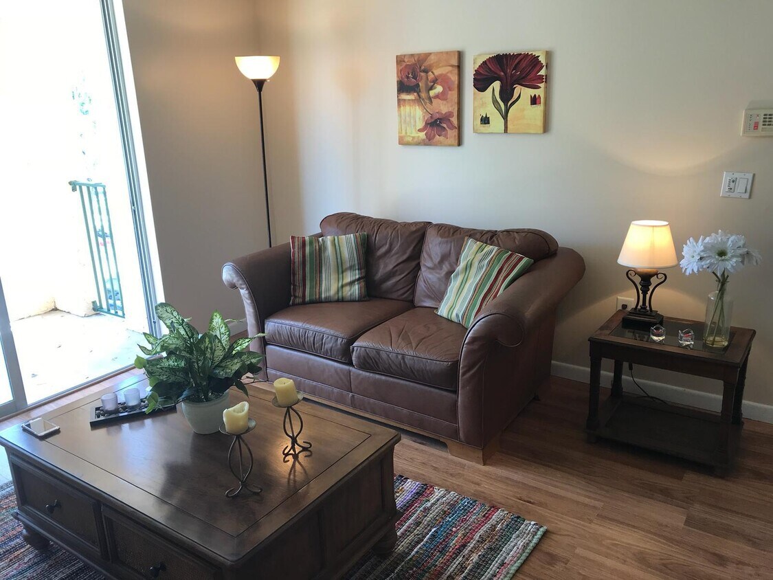 Foto principal - 1739 Village Blvd