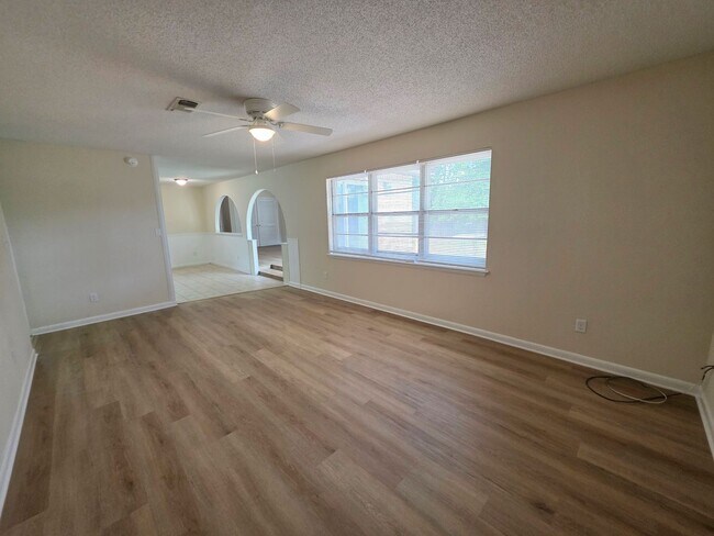 Foto del edificio - 5BR/2BA home with large family room