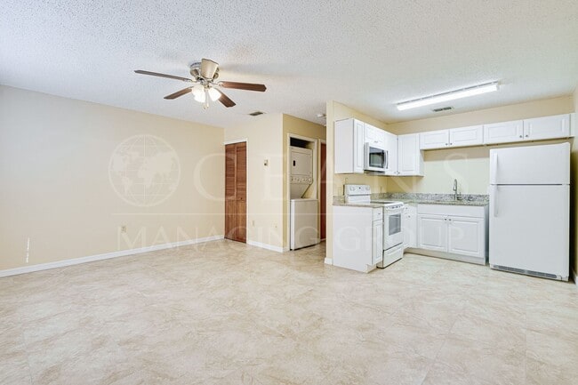 Building Photo - Charming 1 Bed, 1 Bath Condo