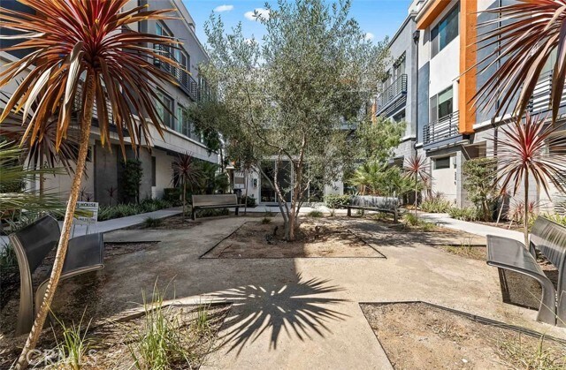 Foto del edificio - 215 Elm Ave