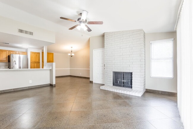 Building Photo - 2051 N Villas Ln