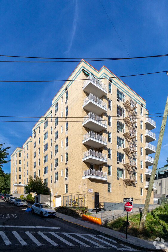Vista a la calle - 2390 Palisade Ave