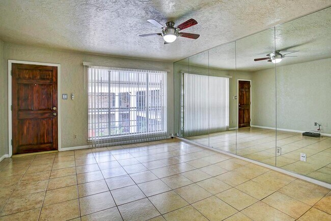 Living room - 2507 Montrose Blvd