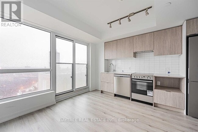 Building Photo - 395 Bloor St E