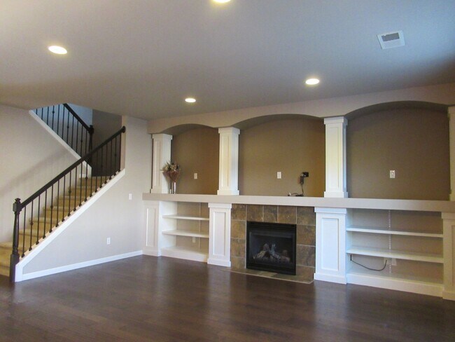Building Photo - Gorgeous 5 bedroom 2.5 bath home in Lakeland Hills