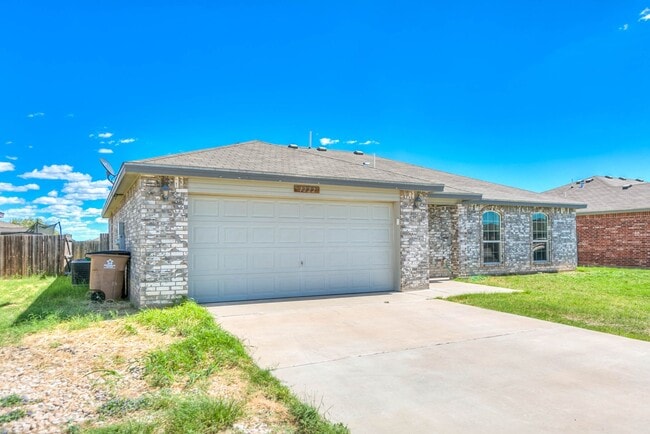 Foto del edificio - COMING SOON - Beautiful Home w/ Large Fenc...