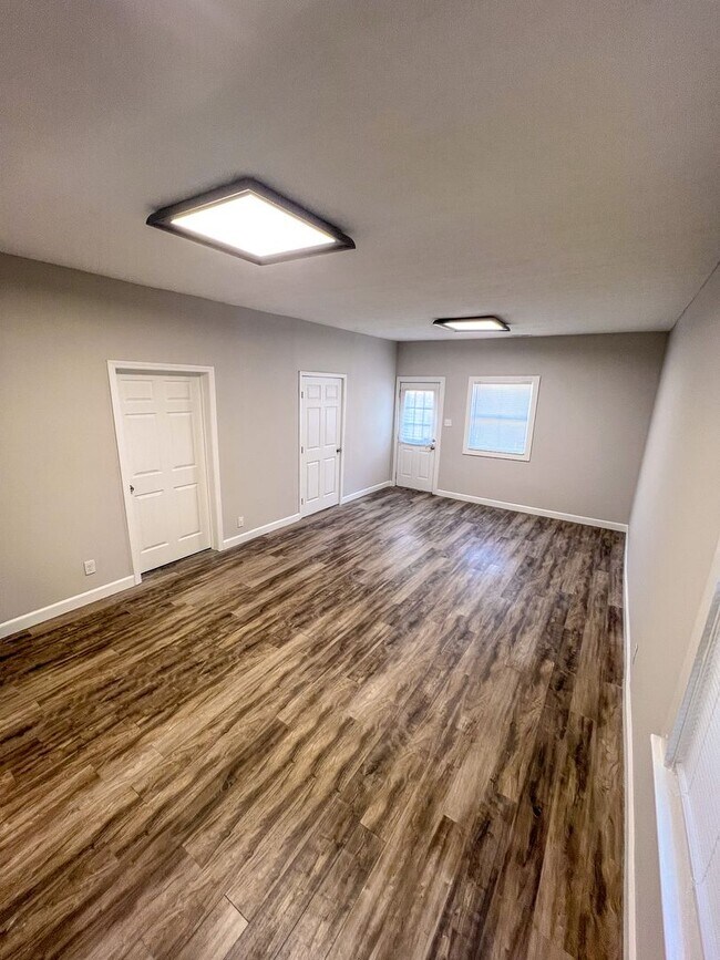 Foto del edificio - 2437-2439 Indianola Avenue