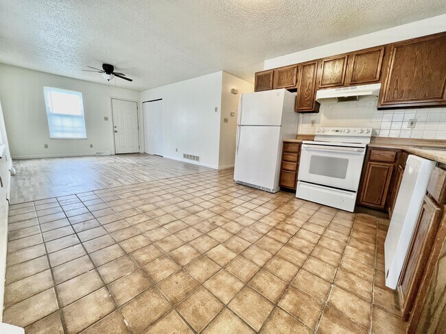 Building Photo - 356 S Olive St