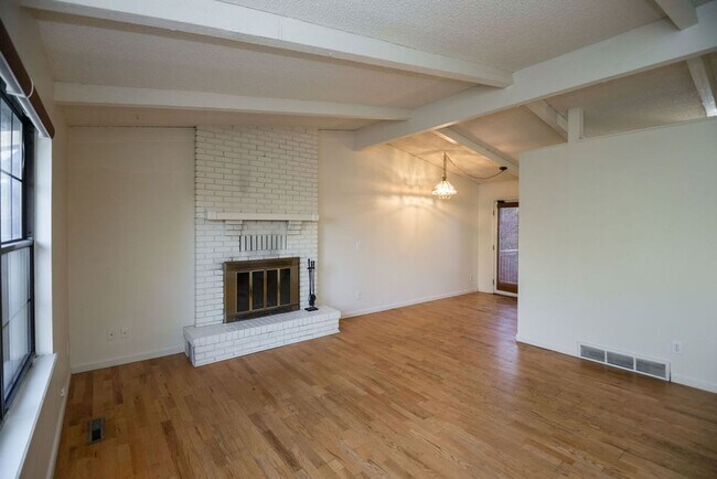 Foto del edificio - Spacious 4 Bedroom in Mid-Town Fort Collins