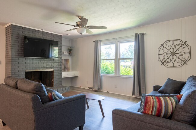 Foto del edificio - Classic brick rancher with carport and updated decor