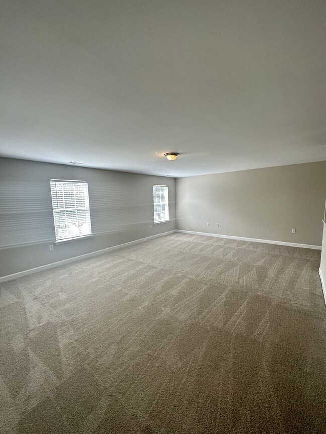 Building Photo - Spacious Home in The Cascades