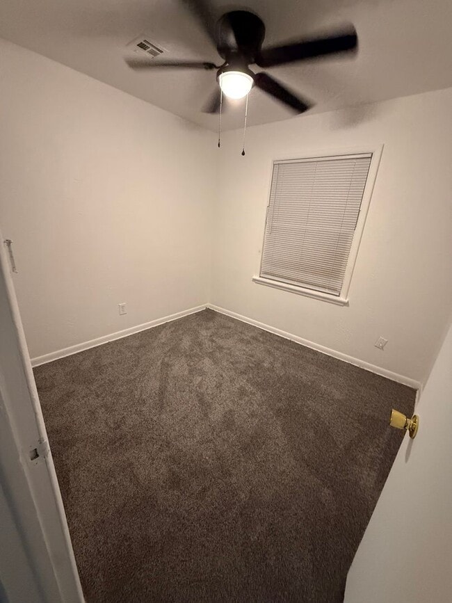 Photo - Cozy home with large backyard!