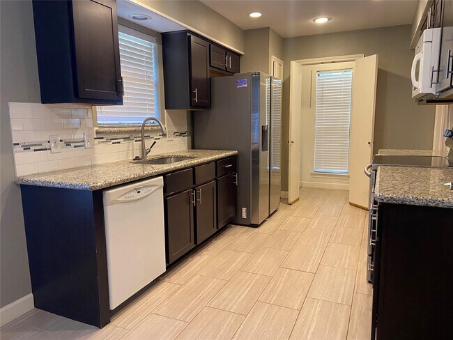 Building Photo - 914 Summer Trl
