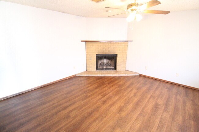 Building Photo - 1110 Swan Lake Rd