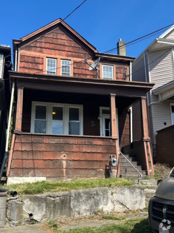 Apartments For Rent in Martins Ferry OH with Hardwood Floors 8