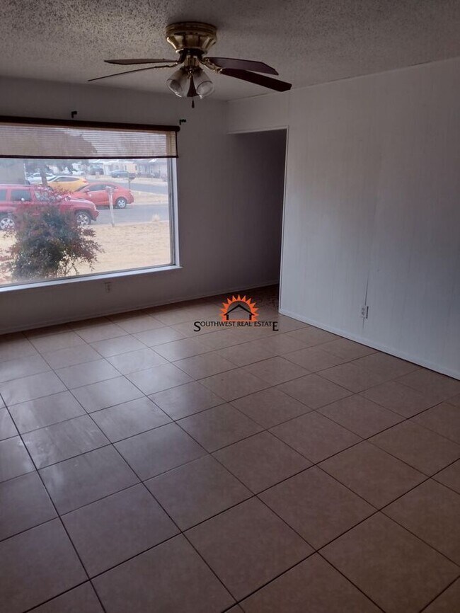 Building Photo - Cute 3 bedroom