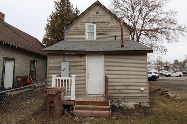 Building Photo - 1717 W Maxwell Ave