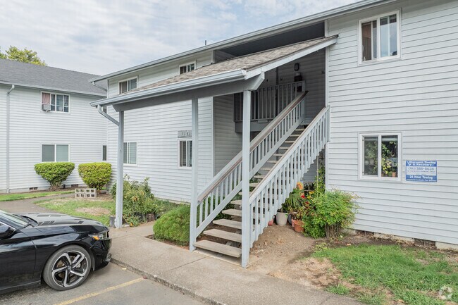 Entrada - Lancaster Park Apartments