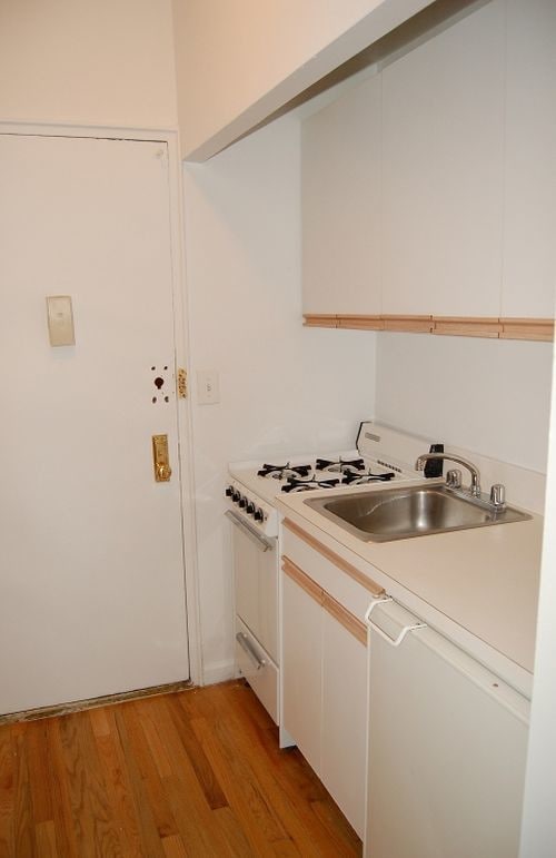 Building Photo - 353 E 83rd St