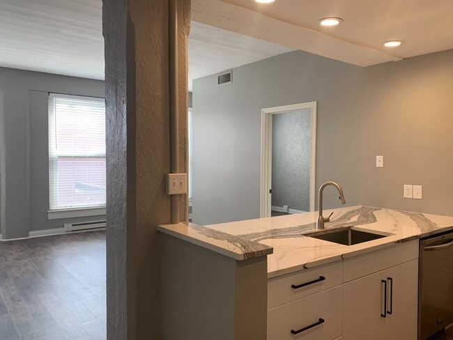 Building Photo - 112 W Washington Blvd