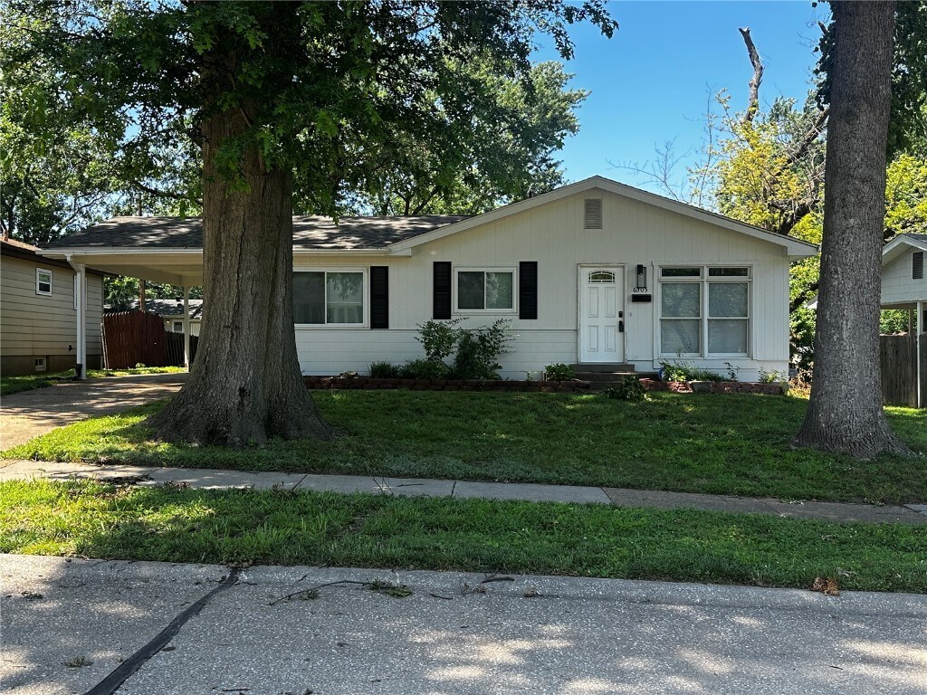 Foto principal - 6705 Lightwood Dr