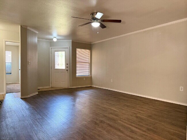 Building Photo - 304 N Brentwood Ave