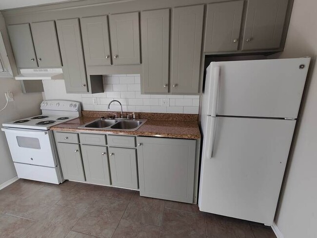 Building Photo - 4405 Layola Ave