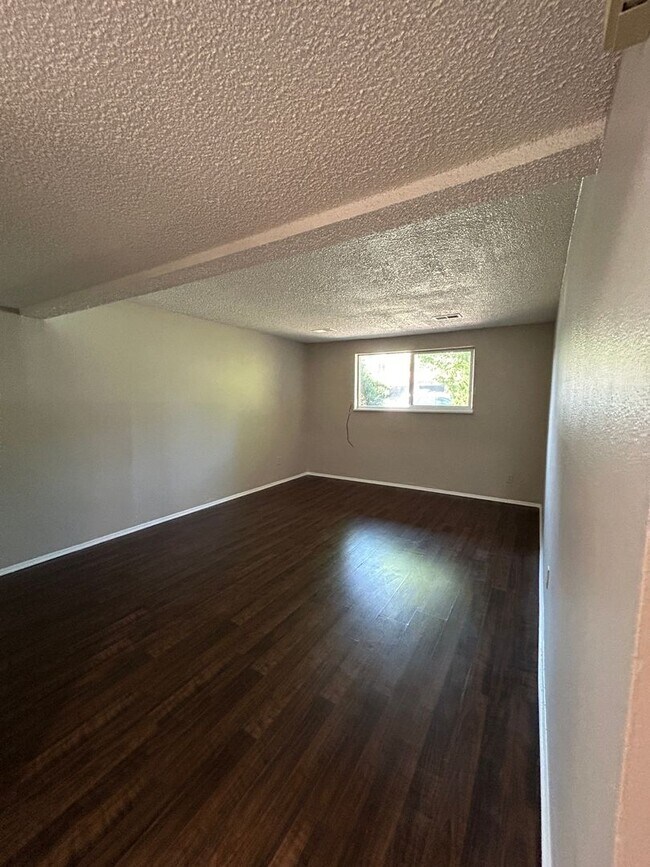 Building Photo - Two Bedroom Condo For Rent In Louisville