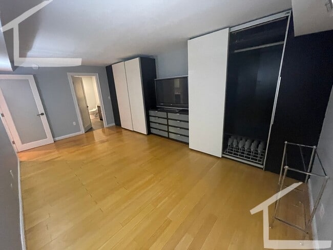 Building Photo - NEWLY RENOVATED 2 BED 2 BATH IN NEWTON!!!!!