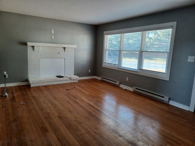 Living Room - 1900 Circleville Rd