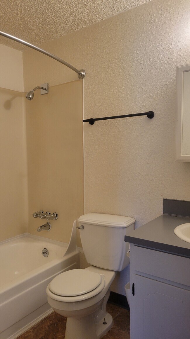 Baño completo - 6910 S Madison St