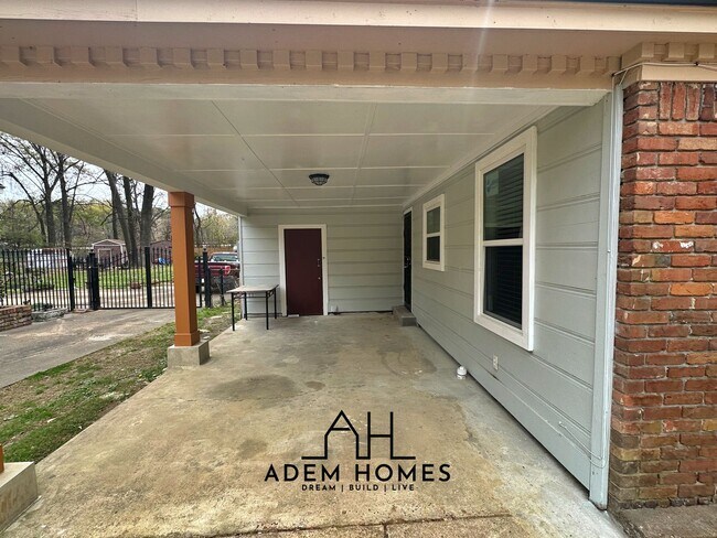Building Photo - Spacious 4-Bed 1.5-Bath Home: Minutes from...