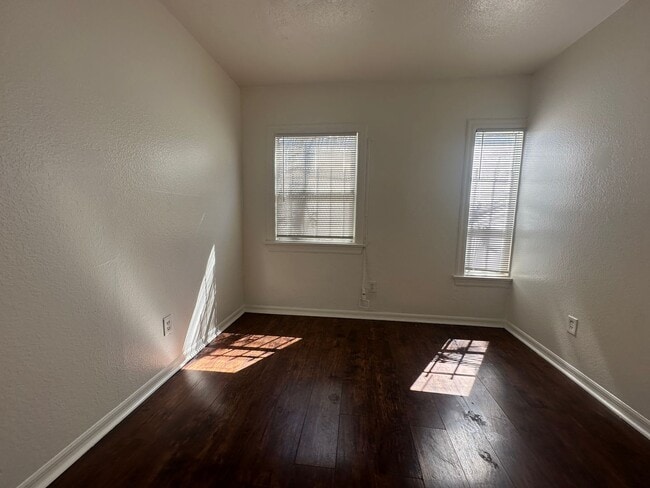 Foto del edificio - 8114 S Hoover St