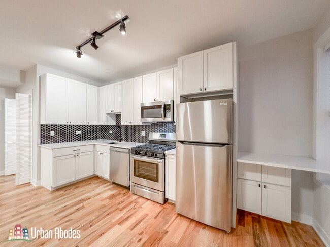 Building Photo - 665 W Wrightwood Ave